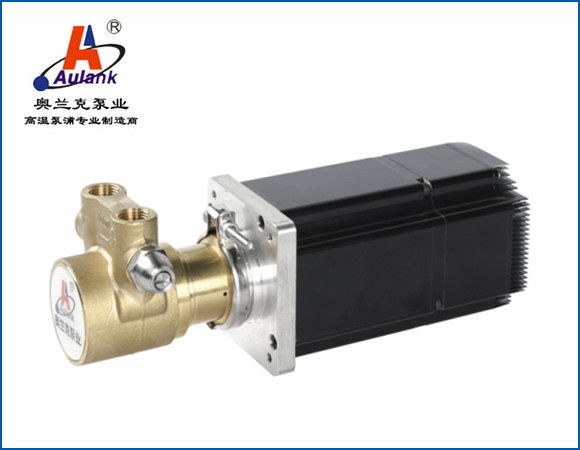 VP 系列葉片泵主要由增壓室、葉片、轉子、泵體、電機等部件組成，可根據使用需求，選配不銹鋼、黃銅作為泵體材質；單相、三相、防爆、變頻作為驅動電機。循環介質為不含顆粒、纖維的水、乙二醇、甲醇、導熱油等。產品具有可自吸、高揚程、小流量、結構精密、體積小、噪音低、外觀精致等特點。2.應用領域：適用于激光設備冷卻、等離子切割機、X 射線和醫用激光冷卻系統、實驗室設備冷卻循環、高壓清洗設備、反滲透系統等領域。